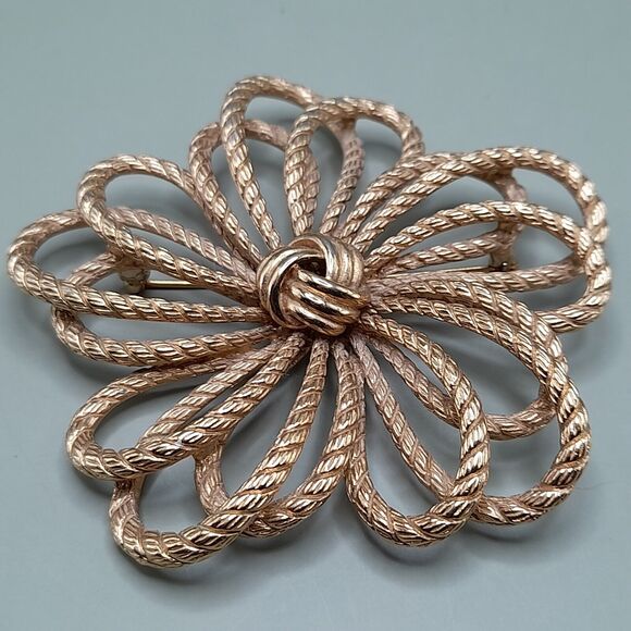 Vintage Brooch MONET Flower Rope Cord Pin, Gold Plated, 3 Inch - Picture 6 of 12